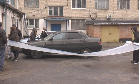У Лозовій постраждалим від ворожих обстрілів видають матеріали для відновлення пошкоджених будинків