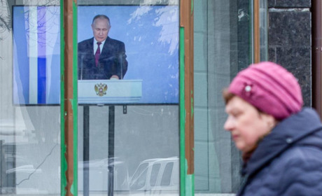 На Луганщині прибічники Росії називають "вибори" Путіна виставою та закликають людей до протестів