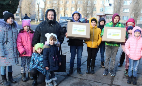 У Лозовій видають гуманітарну допомогу родинам з дітьми. На який вік розраховано пакунки