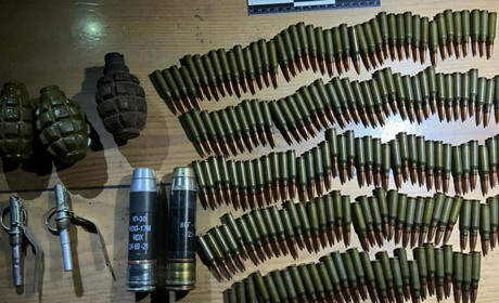У Херсоні правоохоронці затримали чотирьох чоловіків, які збували зброю та наркотики