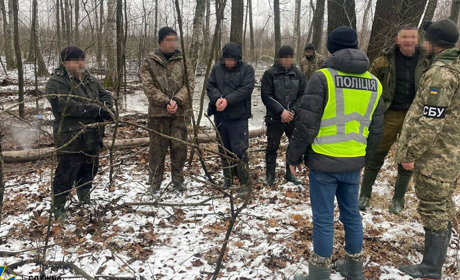На Житомирщині СБУ блокувала діяльність угруповання: видобували бурштин у прикордонні