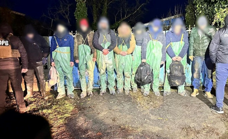 Брали гроші у криптовалюті та видавали рибальські костюми: на Одещині поліція викрила порушників