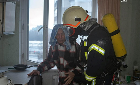 В Одесі горіла квартира у багатоповерхівці, загинула жінка. Гасили пожежу 29 рятувальників