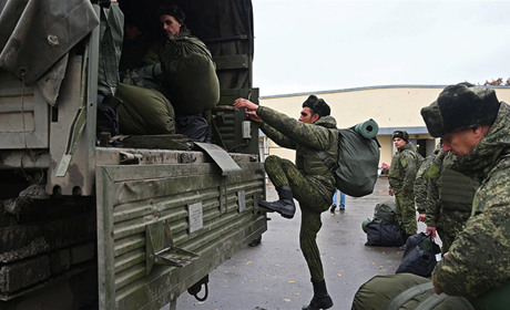 Примусова мобілізація. На окупованій Луганщині чоловікам заборонять в’їзд до Росії