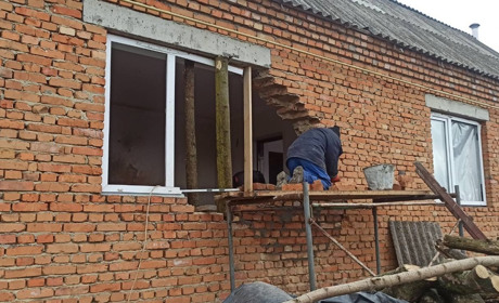 У Старокостянтинівській громаді відновлюють будинки після атаки шахедів