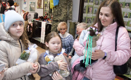 Казковий світ на долонях: у Кагарлицькому музеї відкрито виставку іграшок ручної роботи