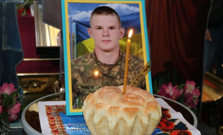 Нікополь провів в останню путь 25-річного захисника України Іллю Чекменьова