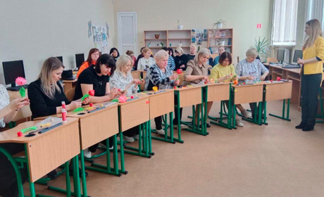 Волноваську вчительку поставили у приклад: як окупанти працюють з колаборантами розповіли у НУШ
