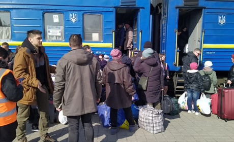 Обов’язкова евакуація цивільних з Донеччини: до Рівненської області відправився перший потяг