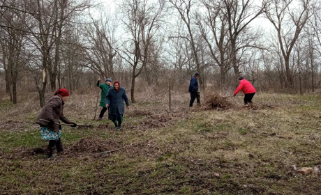 Мешканці села на Сахновщині влаштували суботник. Найстаршим учасникам толоки було 80 років