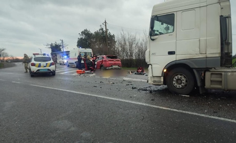 На Одещині авто з трьома дітьми-пасажирами зіткнулося з вантажівкою: двоє дітей і водійка загинули