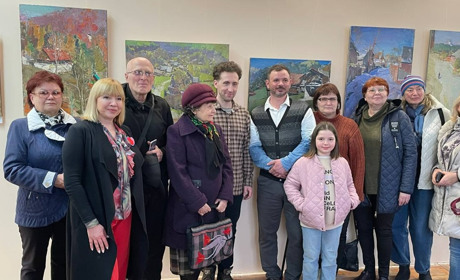 “Стежками України”: У Жовтих Водах відкрили виставку київського художника Богдана Макаренка