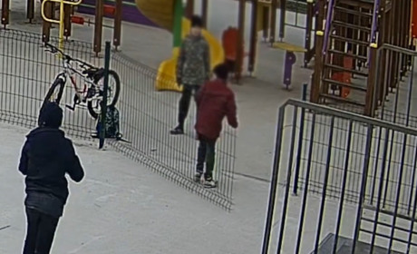 В Барі діти відламали частину огорожі на новому дитячому майданчику: відео