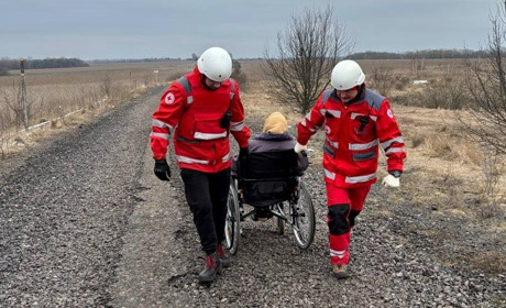 Волонтери Червоного Хреста допомагають з евакуацією через КПП Колотилівка — Покровка