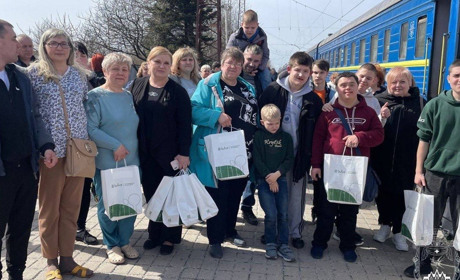 Вихованці центру «Милосердя» з Покровська знайшли новий дім на Заході країни: деталі релокації