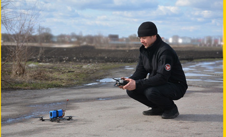 Підприємець із Кагарлика Олег Семенюк збирає дрони для військових - вони допомагають бити ворога