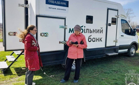 Мобільне відділення Ощадбанку: перший візит до Покровської громади. Як скористатися послугами