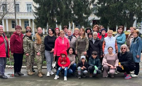 Сто троянд на честь героїв: громадська ініціатива у Звягелі