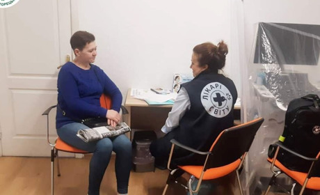 Мобільна бригада "Лікарів Світу" надає безплатні медичні консультації в Дніпрі для переселенців