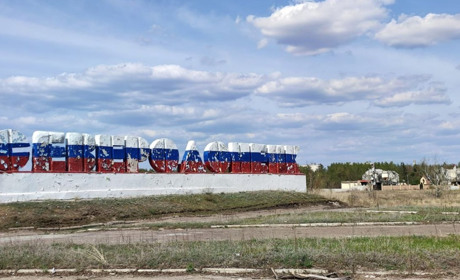 Гей, окупанти, у вас триколор обсипався! На в’їзній стелі Сєвєродонецька полупилася фарба