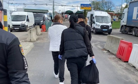 В Україну екстрадували мешканку Запоріжжя, яка продала сина за 600 грн