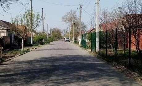 Зажурено стоїть обгоріла вишня: життя в Новій Каховці очима очевидця