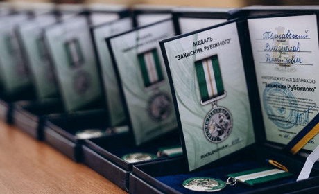 Подяка військовим. Бійці бригади швидкого реагування "Рубіж" отримали відзнаки та авто від Луганщини