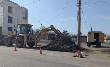 Невпинно працюють. На Луганщині окупанти з ранку до ночі риють траншеї аби відновити водопостачання