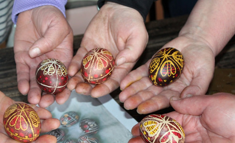 У Старокостянтинові провели майстер-клас з виготовлення волинської писанки. Як це було (Фото)