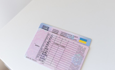 Українці за кордоном тимчасово не зможуть обміняти посвідчення водія: деталі