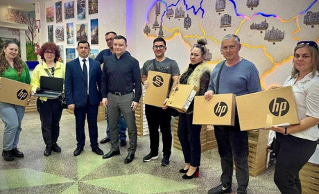 Учні Южного отримали від ЮНІСЕФ 140 ноутбуків (ФОТО)