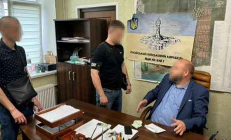 Заступника голови Фонтанської сільради затримали в кабінеті: отримав хабар за ухилення від служби