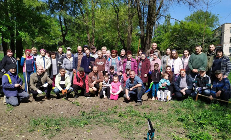 На території поблизу дитячого парку жовтоводці з переселенцями наводили лад: відео