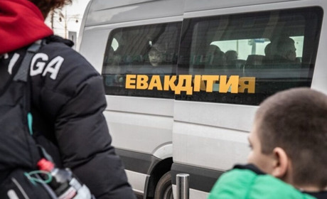 Евакуація родин з дітьми. Вдалося вивезти сім’ю з Голої Пристані