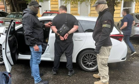 В Одесі на хабарі затримали патрульного: за 3,5 тисячі доларів обіцяв вирішити питання