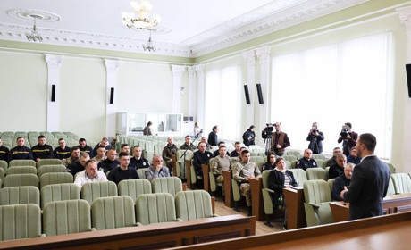 Чернігівські рятувальники, поліцейські, медики, комунальники та волонтери отримали відзнаки