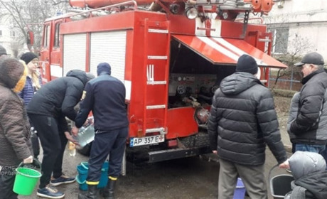 Виживати у Гуляйполі людям допомагають рятувальники: ліквідовують пожежі та доставляють воду