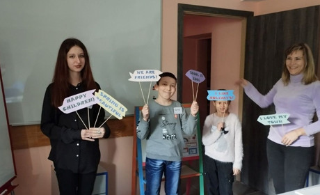 Освітній хаб "Аліса в країні знань", запрошує дітей з Торецької громади на заняття у Києві