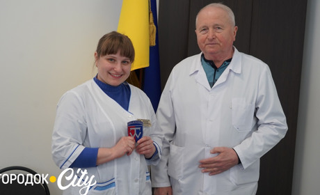 Зцілює рани та душу. Медикині Городоцького центру ПМСД снайпери передали шеврон