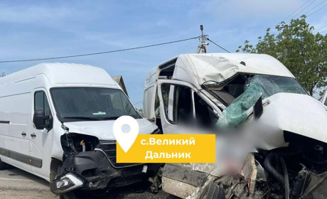 У Великому Дальнику зіткнулися три авто: один з водіїв поїхав на червоний сигнал, пасажир у комі