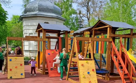 На території Гадяцької міської лікарні встановили дитячий майданчик