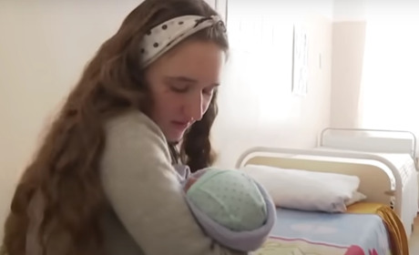 18-річна переселенка з Донеччини народила хлопчика в евакуаційному потязі з Покровська
