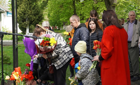 У Мотовилівській Слобідці відкрили пам'ятний знак на честь Захисника Мирослава Василюка