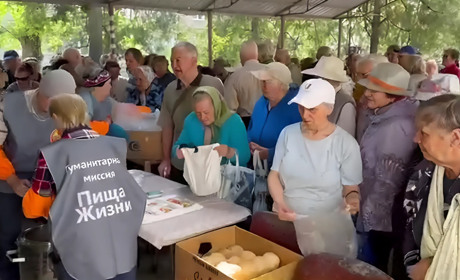 "Піща жизні". У "звільненому" Сєвєродонецьку вишикувались черги за дармовими наїдками