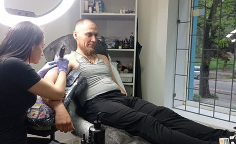Переселенка з Гуляйполя робить патріотичні татуювання у власному салоні в Запоріжжі