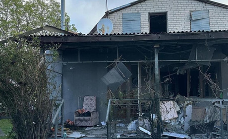 “Жахливе сьогодення”: переселенка з Волновахи показала свій будинок після ворожого обстрілу