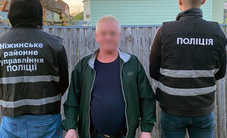 Поліцейські Ніжина вилучили у місцевого мешканця зброю та боєприпаси
