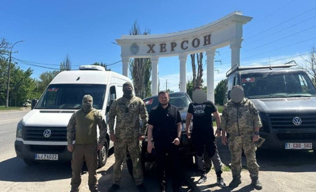 Херсонщина передала чотири автівки для оборонців області