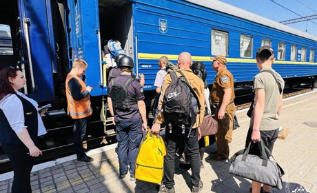 Перший евакуаційний рейс з Покровська на Волинь: з небезпечного регіону виїхало 53 людини