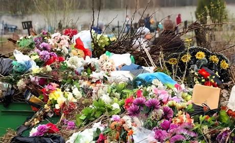 Штучні квіти на кладовищах: шкода довкіллю та пам'яті померлих